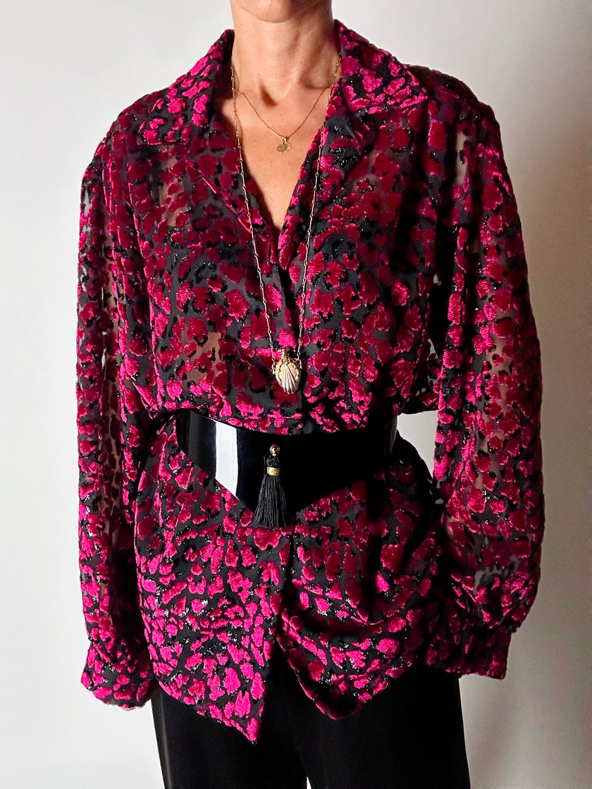Camicia vintage in velluto dévoré amarena e lurex nero con motivo animalier