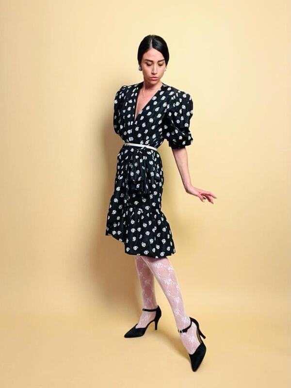 Puffy dress nero con rose bianche