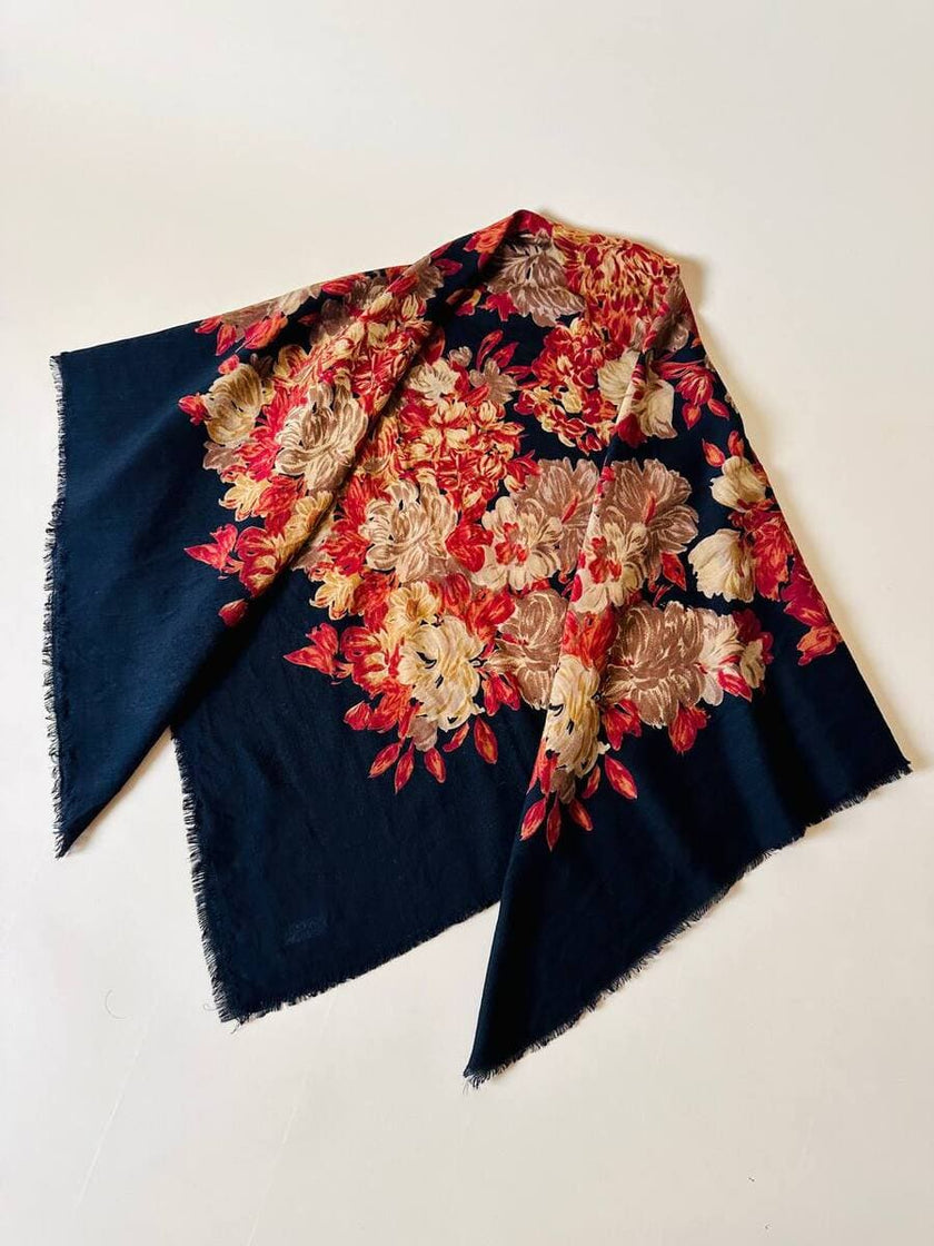 Scialle in lana nera con fiori barocchi
