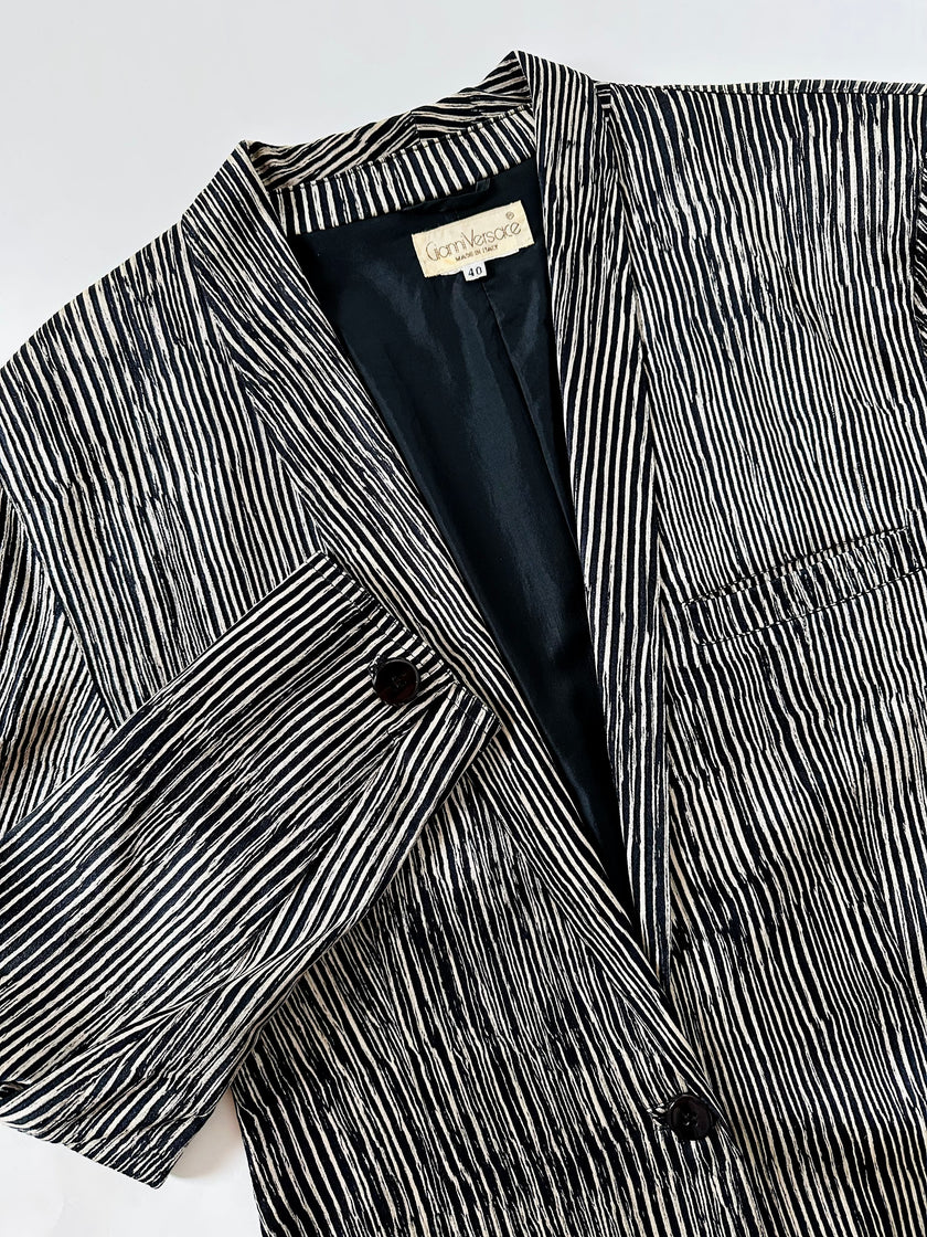 Blazer vintage Gianni Versace in seta goffrata a righe nere e avorio