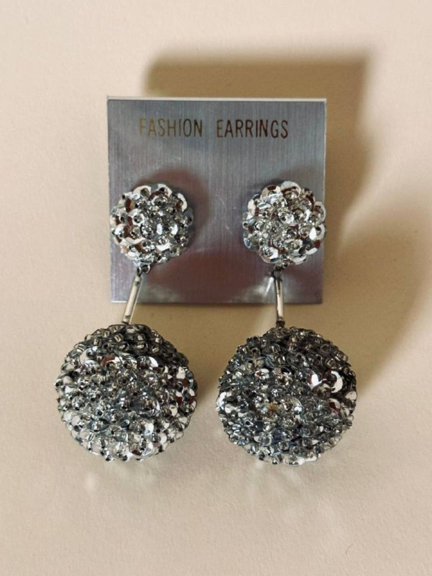 Orecchini pendenti con sfere in paillettes argento