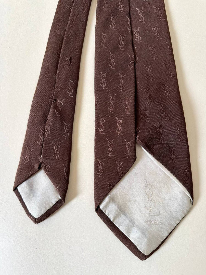Cravatta Yves Saint Laurent in seta jacquard marrone con logo YSL allover