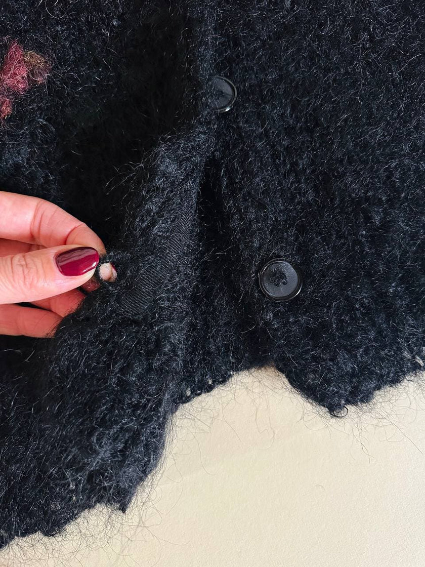 Cardigan in lana bouclé nera con lavorazione bottonata multicolor
