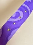 Mehrfarbiges Kleid mit abstraktem Muster in Violett und passendem Gürtel „Livio De Simone“