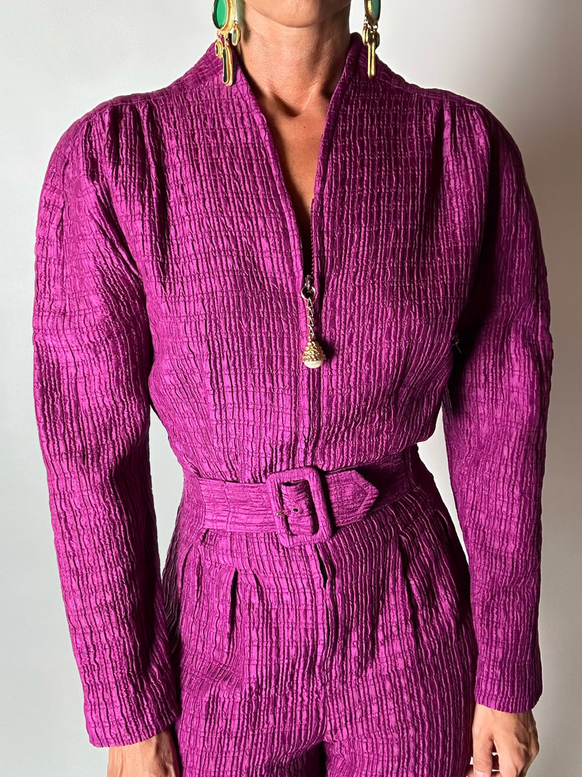 Jumpsuit vintage sartoriale in seta goffrata viola con cinturino in vita