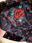 Gonna a ruota in organza jacquard nera a pois rossi con rose rosse dipinte