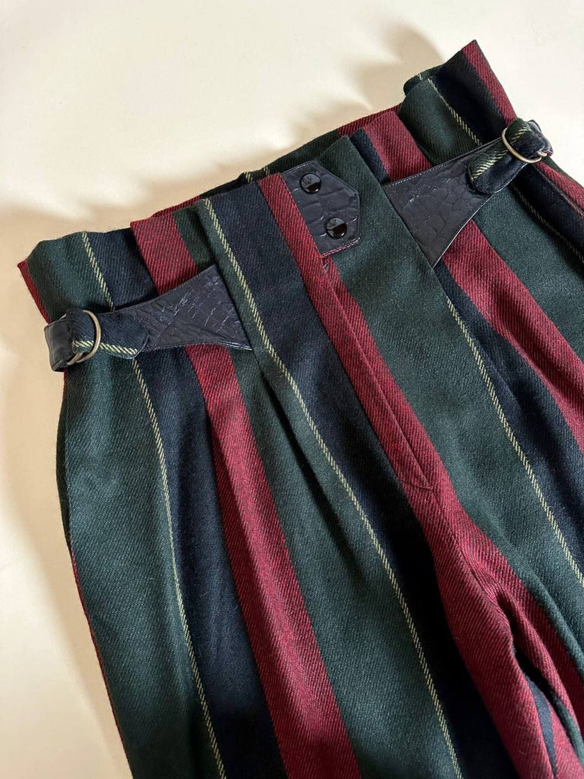 Pantalone a vita alta in lana jacquard a righe verticali con cinturini in pelle nera