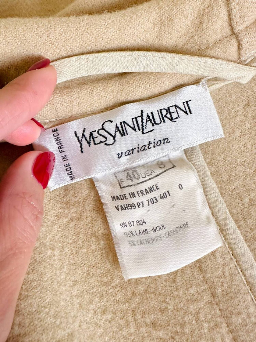 Cappotto lungo a vestaglia con cappuccio in drap di lana beige “Yves Saint Laurent”