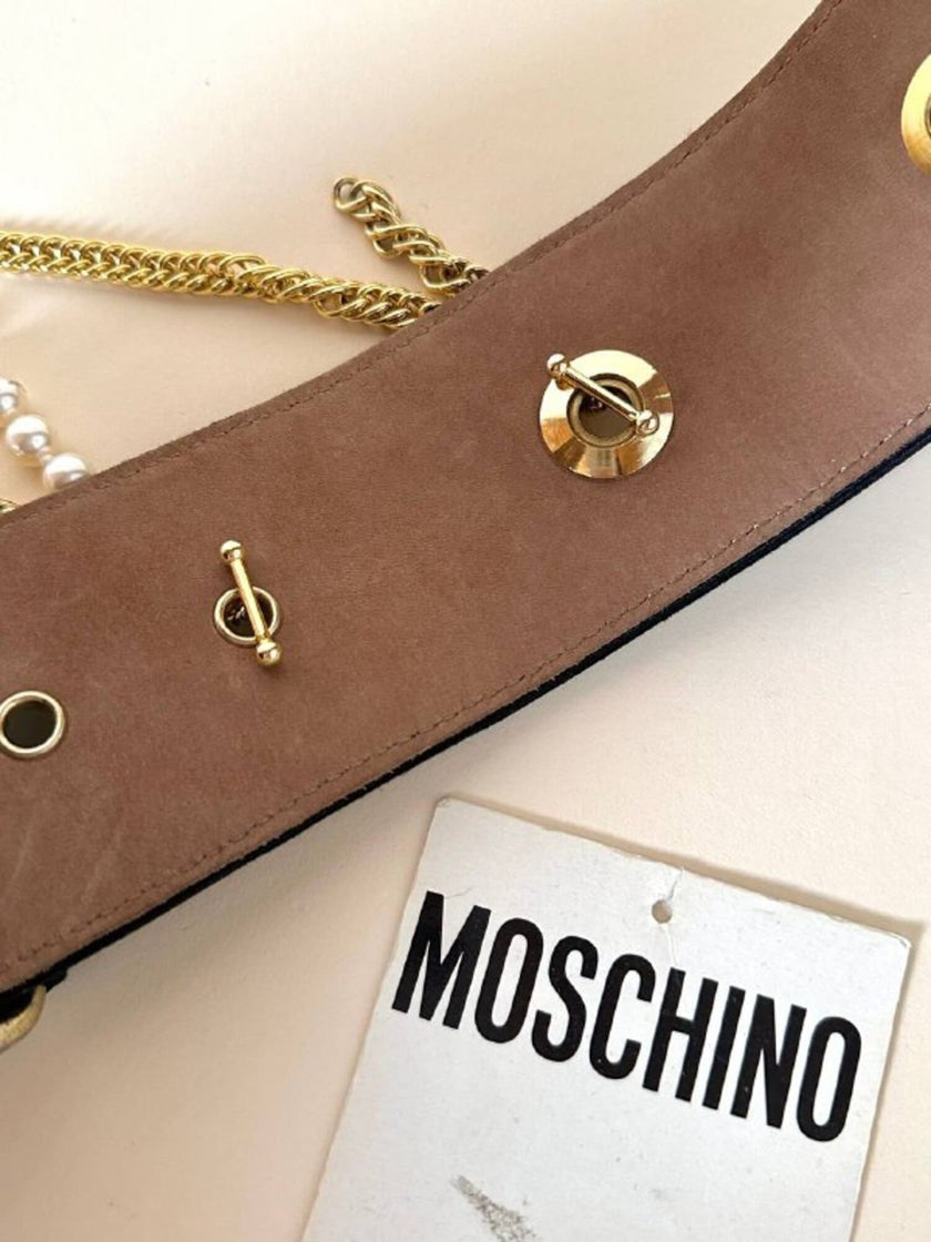 Cintura alta in gros grain nero con perle e catene pendenti “Moschino”