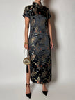 Qipao vintage in raso jacquard nero fantasia orientale con draghi e fenici