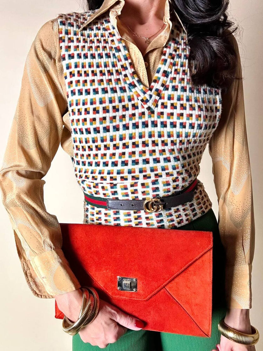 Pochette a busta Jimmy Choo in camoscio aragosta con placca metallica logata