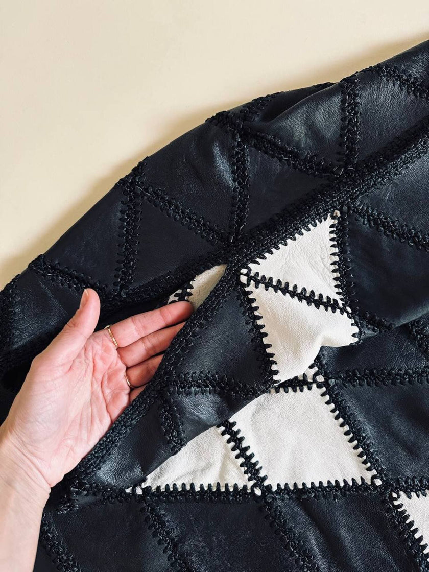 Blusa vintage in pelle nera e bianca patchwork con lavorazione crochet e maniche a pipistrello