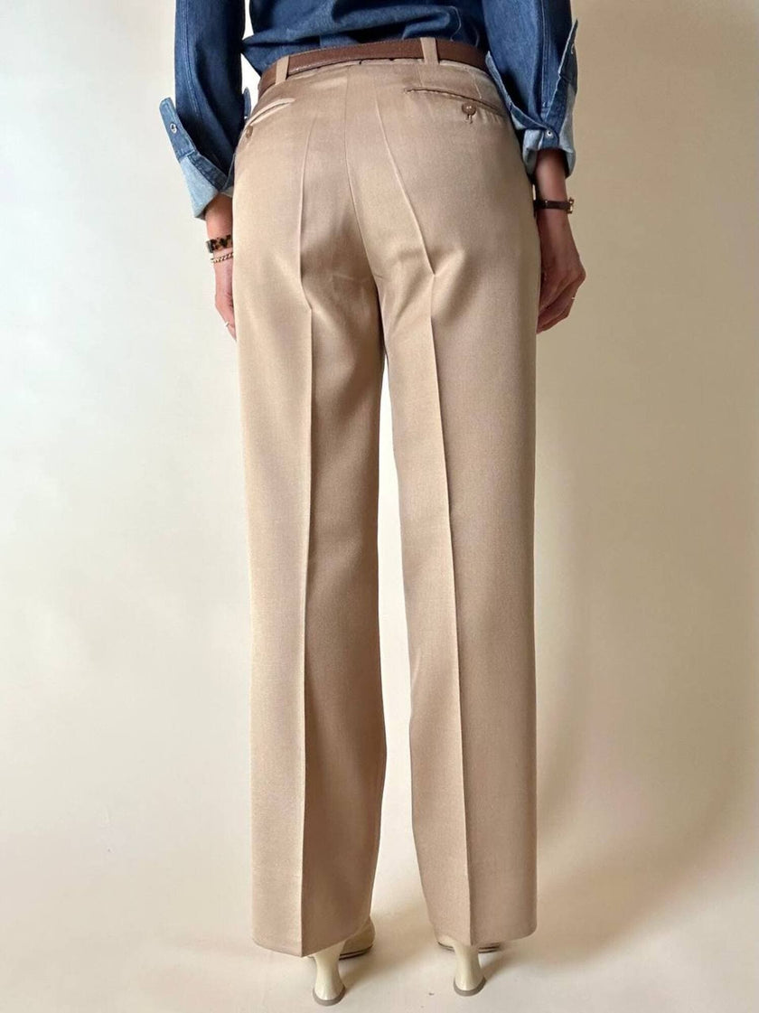 Pantalone sartoriale con piega e abbottonatura frontale color cammello chiaro