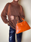 Dolcevita oversize con maxi collo in misto lana a coste larghe ruggine e nero