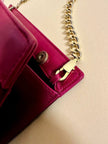 Borsa in camoscio borgogna con infilature in pelle in tinta 