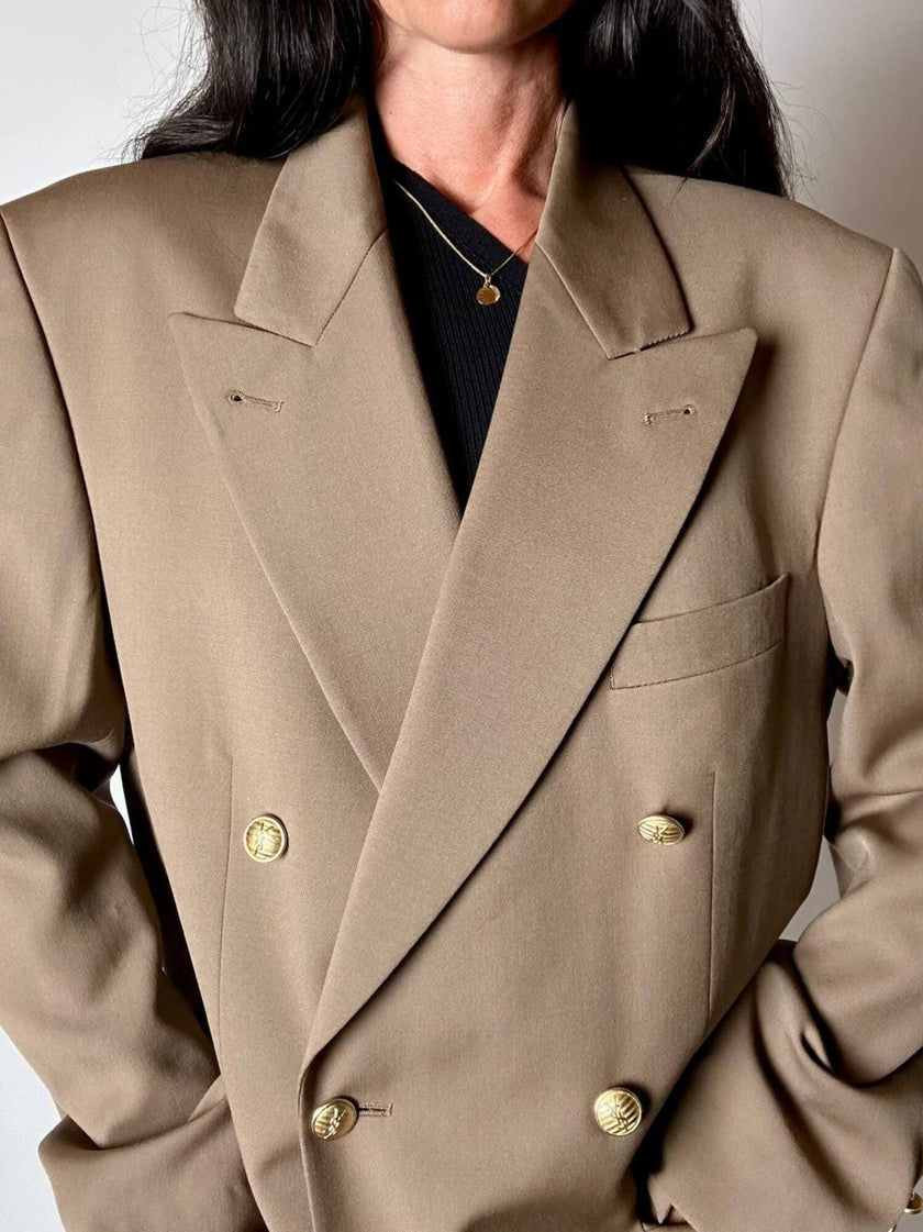 Blazer vintage Yves Saint Laurent in lana cachi doppiopetto con bottoni logati oro