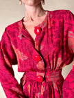 Jumpsuit sartoriale a fantasia floreale nei toni del rosso e maxi bottoni