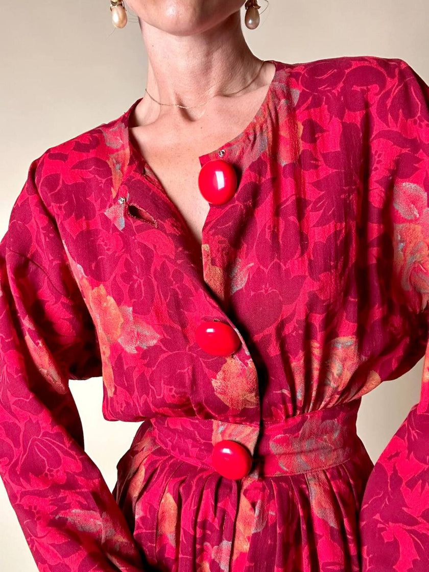 Jumpsuit sartoriale a fantasia floreale nei toni del rosso e maxi bottoni