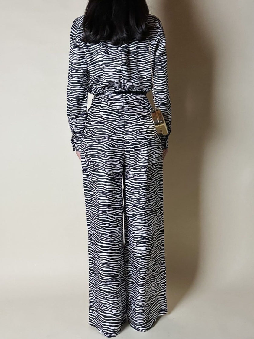 Jumpsuit in seta fantasia zebrata con maxi fiocco al collo