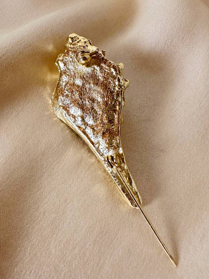 Spilla dorata con strass a forma di conchiglia Bolinus