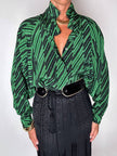 Camicia vintage in fresco di lana e seta verde smeraldo con fantasia grafica astratta
