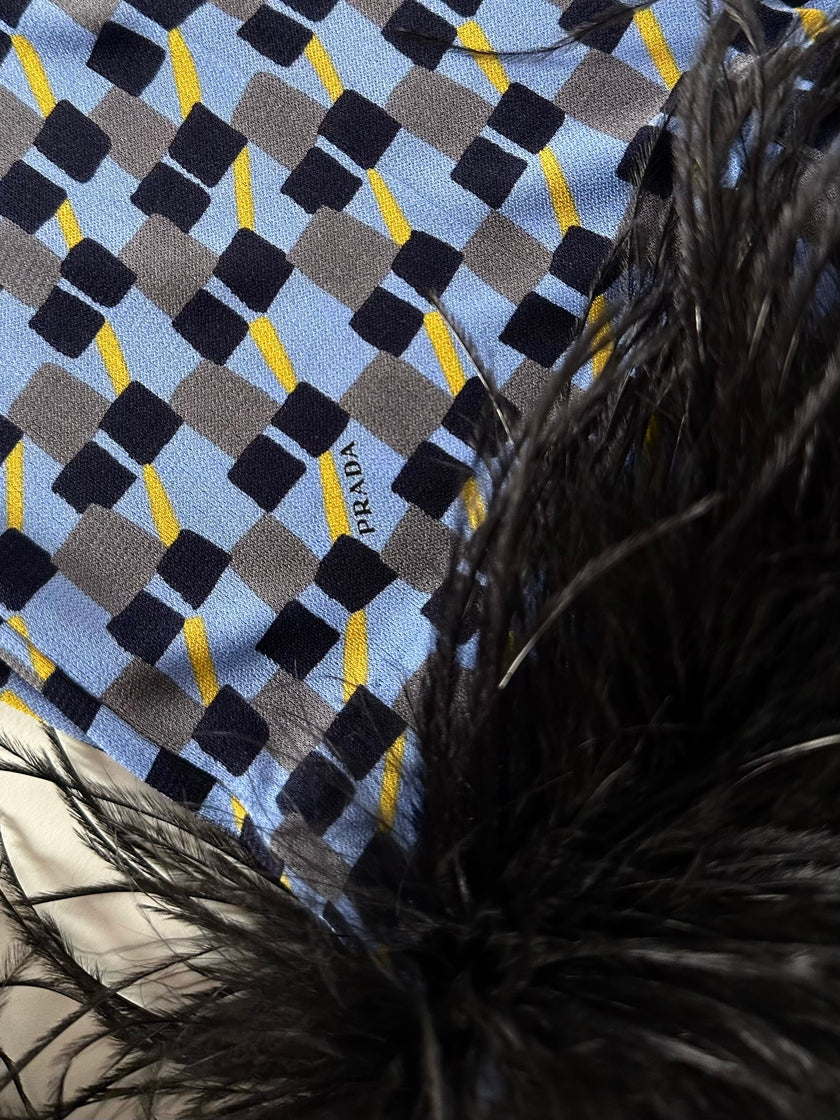Pantaloni Prada P/E 2017 con stampa geometrica e piume di struzzo nere