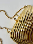 Clutch vintage in metallo dorato con motivo cannelé e chiusura serpenti De Leville