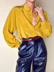 Camicia sartoriale in seta color senape con profili smerlati