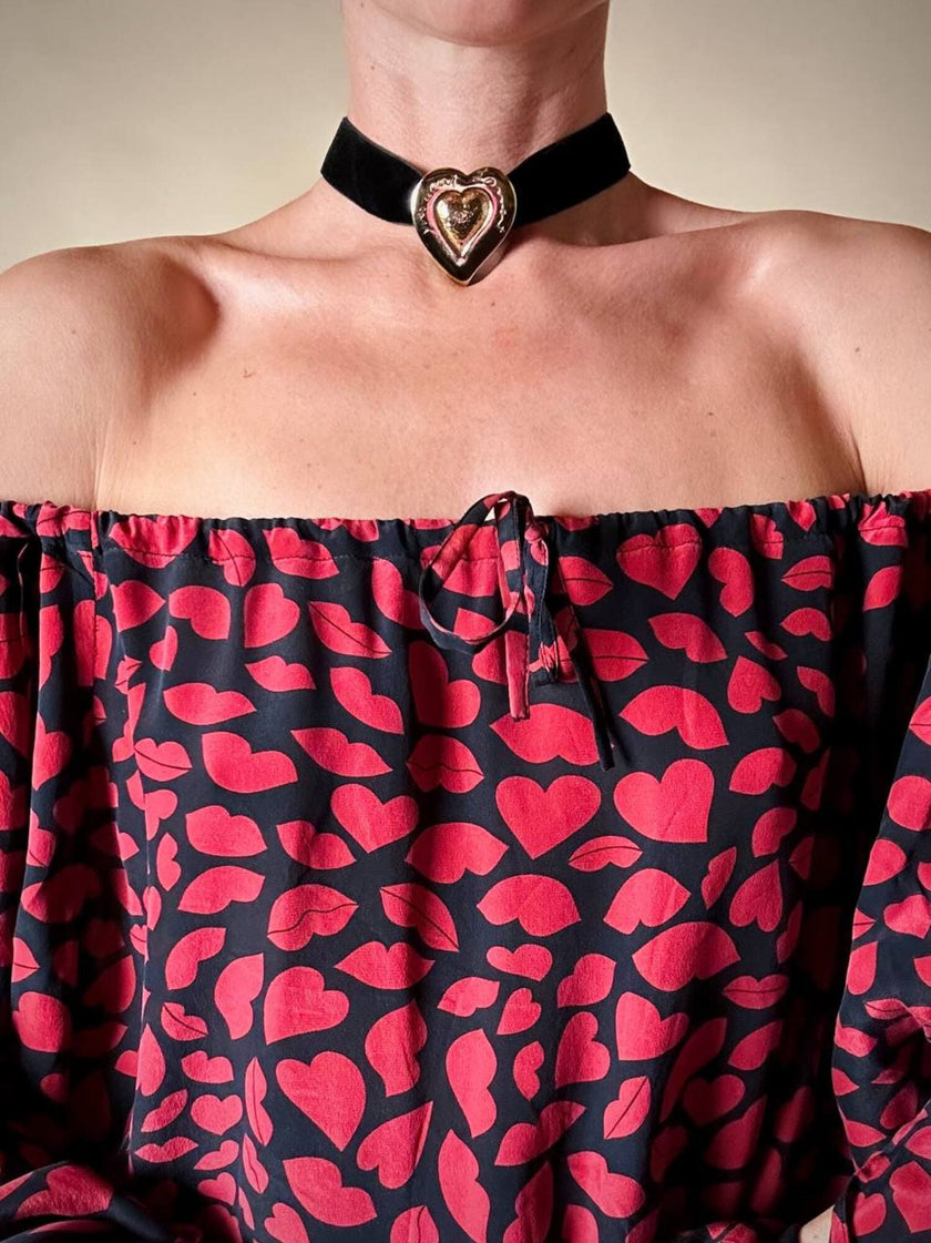 Blusa in seta nera con bocche e cuori rossi “Yves Saint Laurent”
