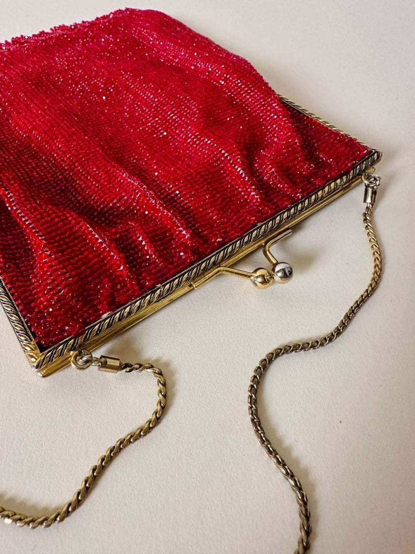 Borsetta vintage di perline rosse con frangia sul fondo