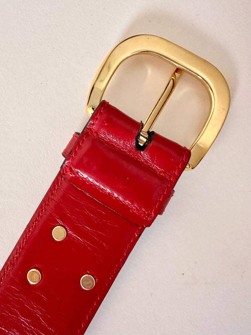 Cintura Gucci in pelle rossa con borchie a ferro di cavallo