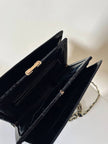 Borsa vintage in pelle nera lucida stampa coccodrillo con manici in catena oro