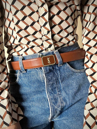 Cintura vintage Yves Saint Laurent in pelle color cuoio con fibbia ottagonale smaltata e logo YSL