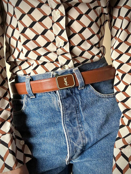 Cintura vintage Yves Saint Laurent in pelle color cuoio con fibbia ottagonale smaltata e logo YSL