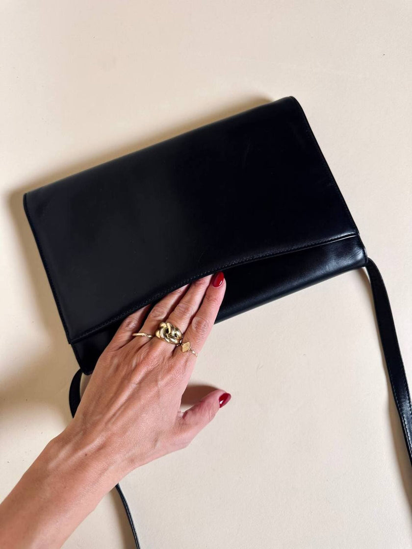 Borsa a tracolla modello a busta in pelle nera “Valentino”