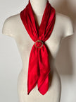 Foulard vintage in seta jacquard rosso con motivi ornamentali