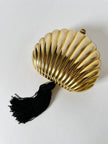 Clutch vintage Scheilan realizzata in metallo oro a forma di conchiglia con maxi nappa couture