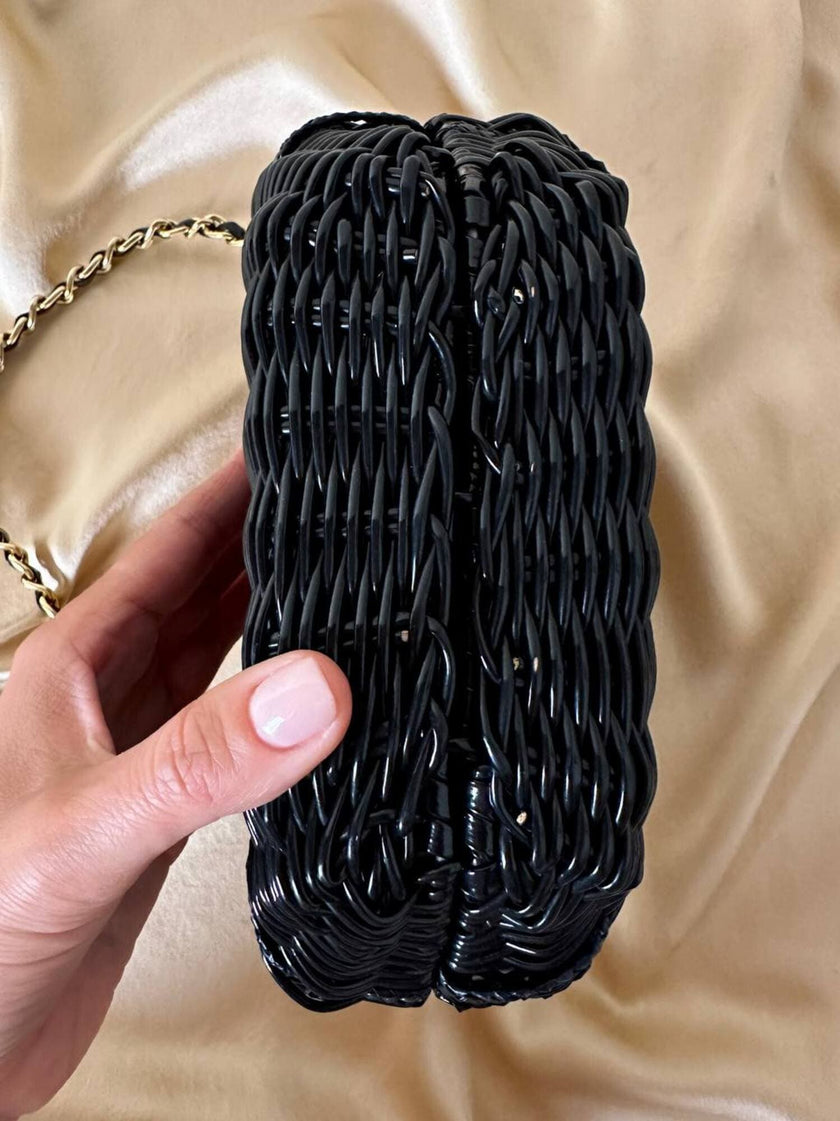 Sac bandoulière en osier et raphia noir avec bandoulière chaîne dorée