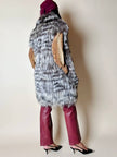 Gilet lungo in volpe argentata con rifiniture in pelle nera