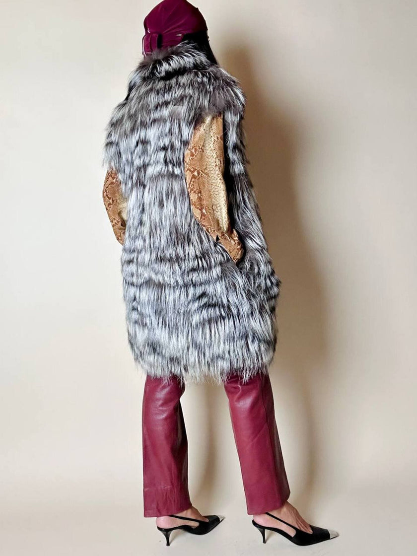 Gilet lungo in volpe argentata con rifiniture in pelle nera