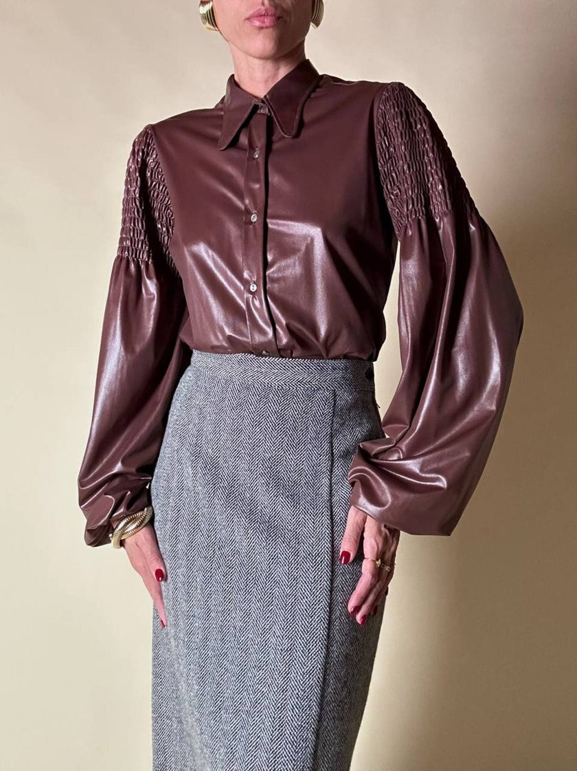 Camicia marrone in tessuto spalmato con dettaglio goffrato nelle maniche “Migor”