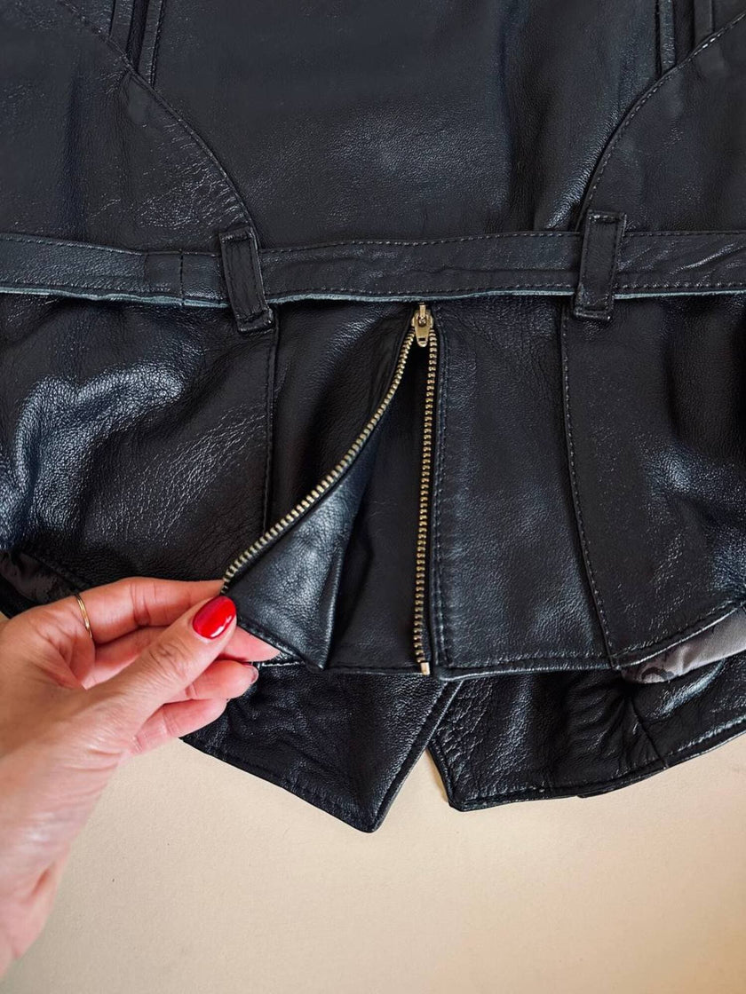 Biker vintage in pelle nera con cintura in vita e fodera couture