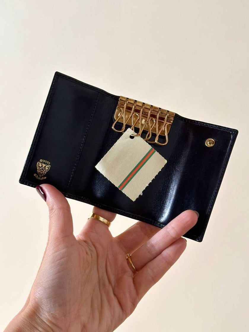 Portachiavi trifold Gucci in pelle nera con logo in metallo oro e scatola originale