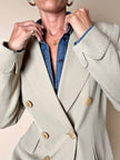 Blazer doppiopetto Ēlectre in rasato di lana beige con taglio ricercato e impunture in tinta