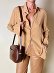 Camicia Yves Saint Laurent in seta jacquard color biscotto con motivo a righe e loghi