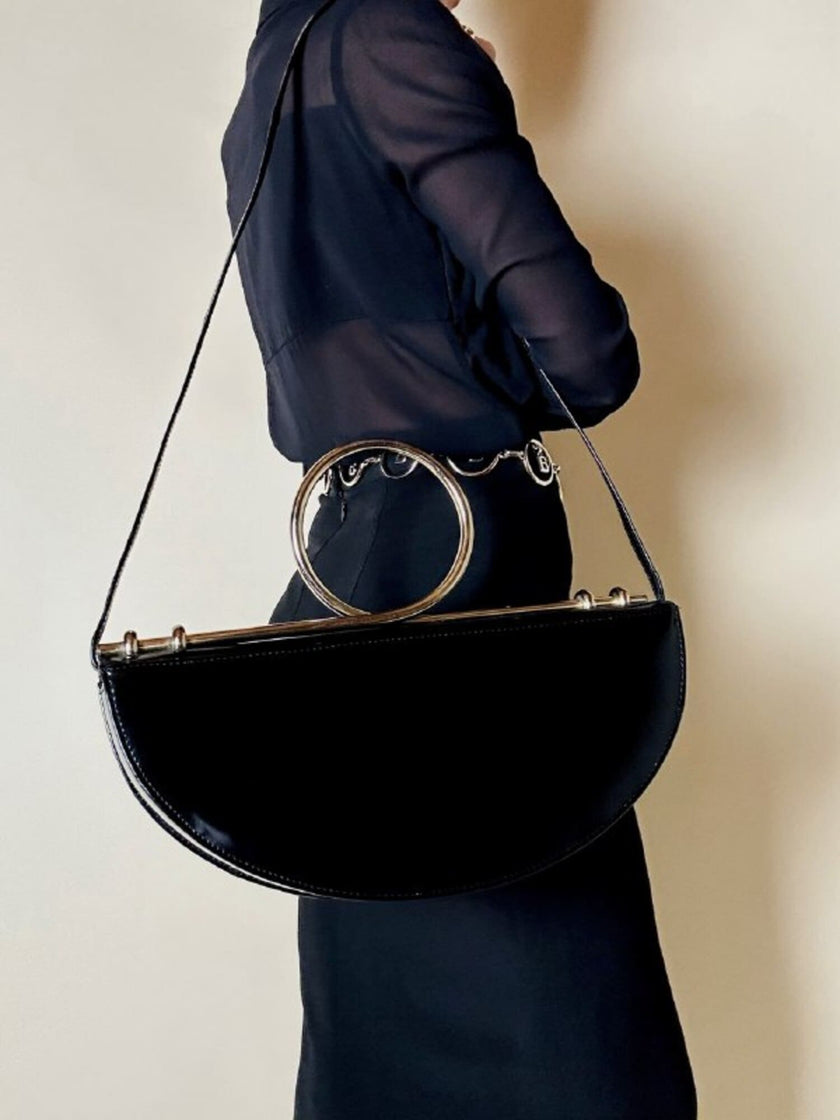 Borsa in vernice nera con manico design in metallo oro