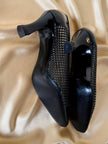 Décolleté vintage Valentino Garavani Miss V in vernice nera traforata con logo nel tacco