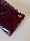 Pochette rettangolare in pitone e pelle bordeaux con tracolla in catena