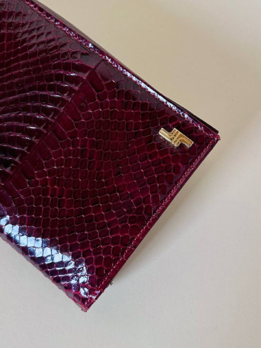 Pochette rettangolare in pitone e pelle bordeaux con tracolla in catena