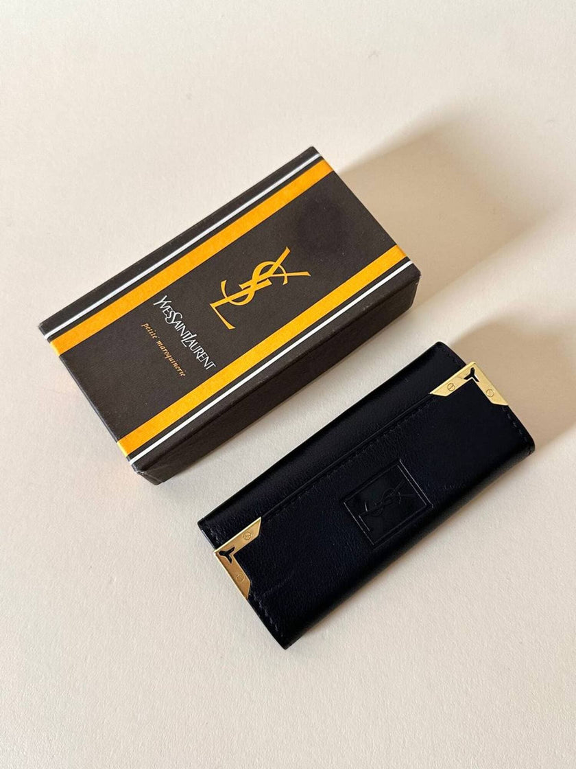 Porte-clés trifold Yves Saint Laurent en cuir noir avec détails dorés et logo YSL embossé